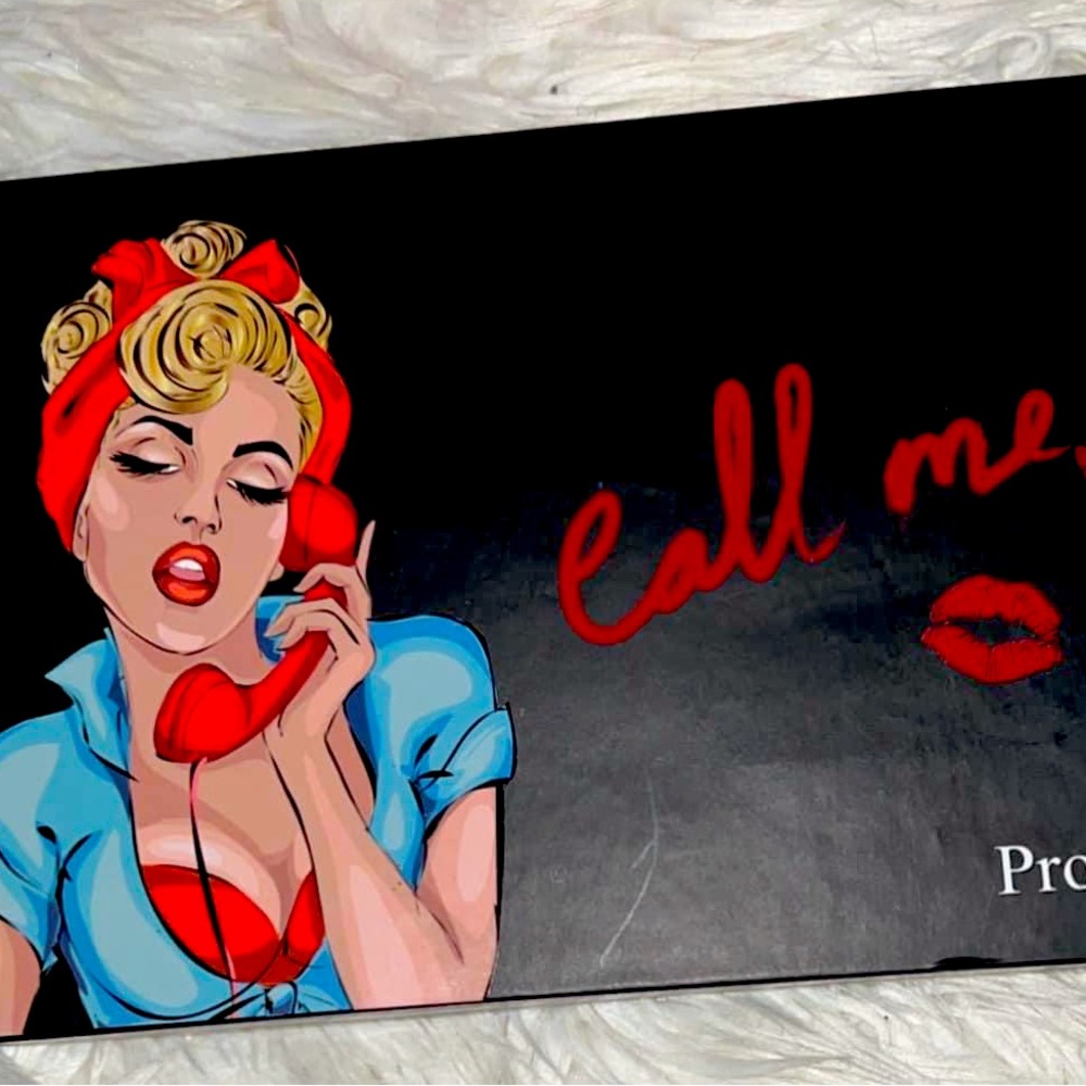 Eyeshadow palette very colorful and long lasting new